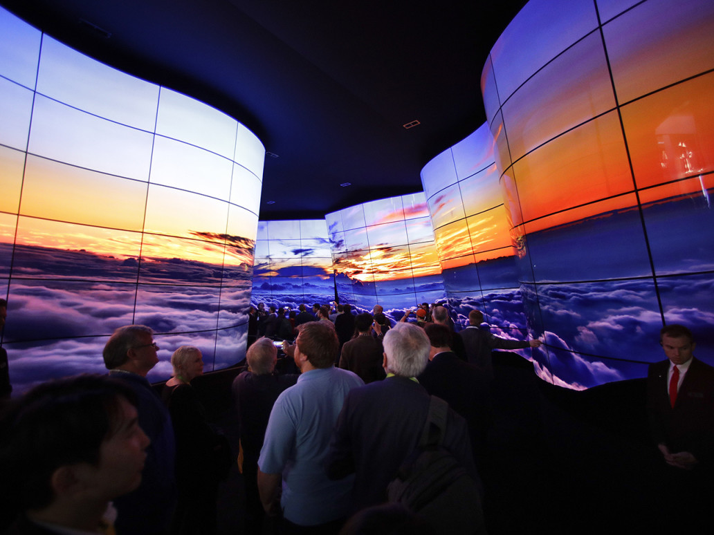 lg-oled-tv-walls-ces-2018-sign-crowd