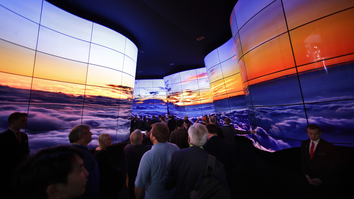 lg-oled-tv-walls-ces-2018-sign-crowd