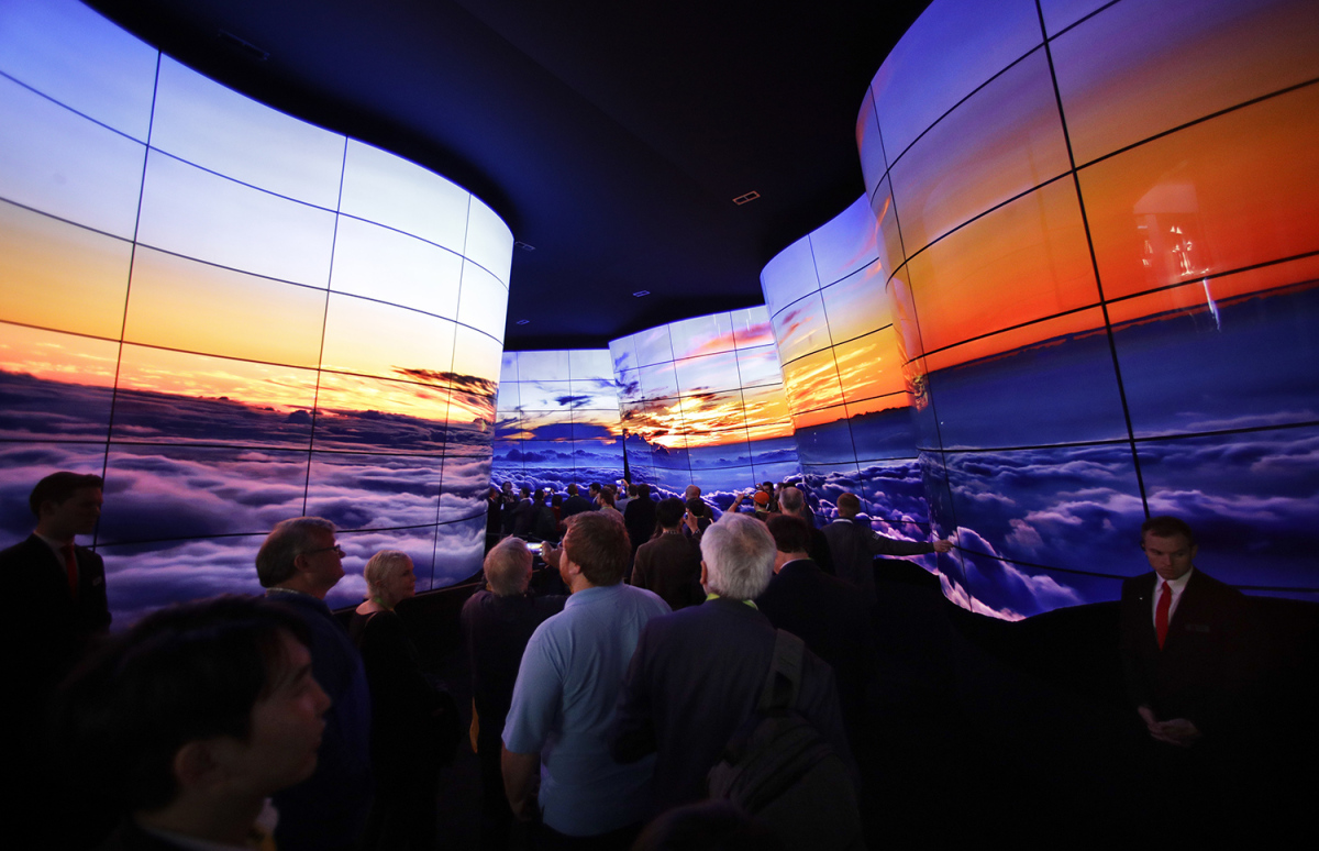 lg-oled-tv-walls-ces-2018-sign-crowd